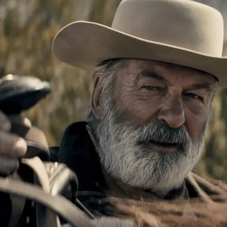 Το «Rust» του Άλεκ Μπάλντουιν κυκλοφορεί «αθόρυβα», τέσσερα χρόνια μετά τον μοιραίο πυροβολισμό