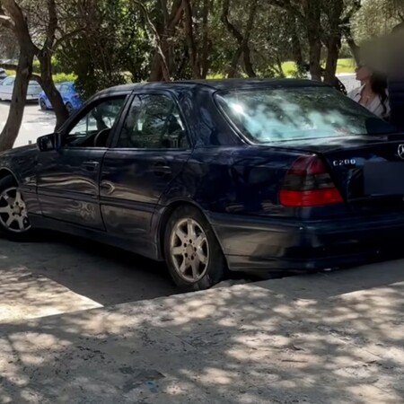 Ατύχημα στη Διονυσίου Αρεοπαγίτου: ΙΧ καβάλησε τον πεζόδρομο και «κατέβηκε» τα σκαλιά