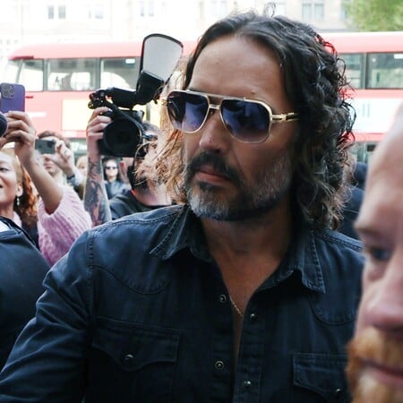 Ράσελ Μπραντ: Ελεύθερος με εγγύηση για τις κατηγορίες σεξουαλικής επίθεσης και βιασμού