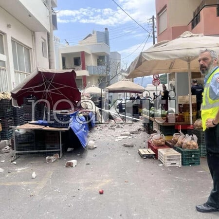 Ηράκλειο: Τμήμα μπαλκονιού κατέρρευσε πάνω σε πάγκο λαϊκής 