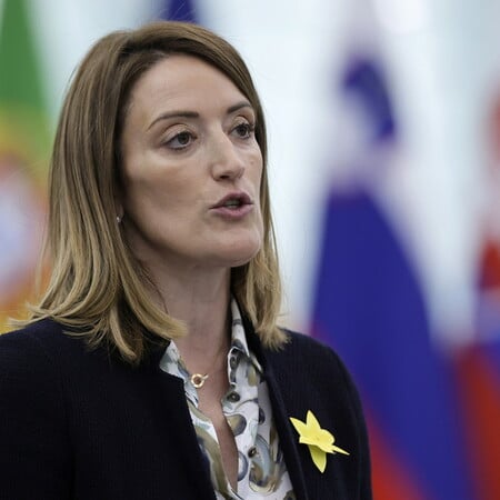 Η Ρομπέρτα Μέτσολα απειλεί με προσφυγή κατά της Κομισιόν για το σχέδιο δανεισμού 150 δισ. ευρώ στην άμυνα