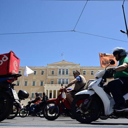 Μοτοπορεία στους δρόμους της Αθήνας από διανομείς και μεταφορείς οδηγούς δικύκλου 