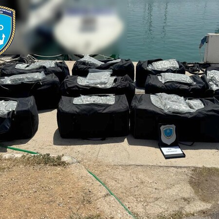 Γλυφάδα: Ταχύπλοο περιείχε κάνναβη 194 κιλών 