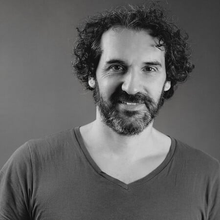 «Ο δαίμονας του τραυλισμού δεν φεύγει ποτέ – αλλά στη σκηνή σωπαίνει»
