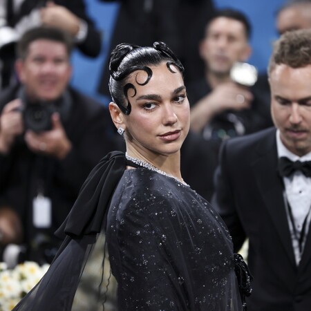 Dua Lipa, Έλτον Τζον και δεκάδες ακόμη καλλιτέχνες ζητούν νομική προστασία από την Τεχνητή Νοημοσύνη