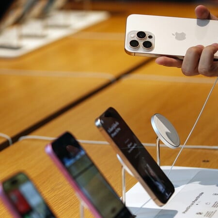 Η Apple σκέφτεται να αυξήσει τις τιμές του iPhone χωρίς να το συνδέσει με τους δασμούς Τραμπ