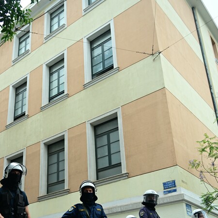 Νομική Αθηνών: 7 συλλήψεις από την ΕΛΑΣ για την εισβολή κουκουλοφόρων