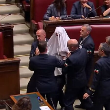 Ιταλία: Βουλευτής μπήκε στη Βουλή ντυμένος φάντασμα - Η αντίδραση της Μελόνι