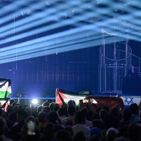 Eurovision 2025: Σήκωσαν σημαίες της Παλαιστίνης την ώρα που τραγουδούσε η εκπρόσωπος του Ισραήλ
