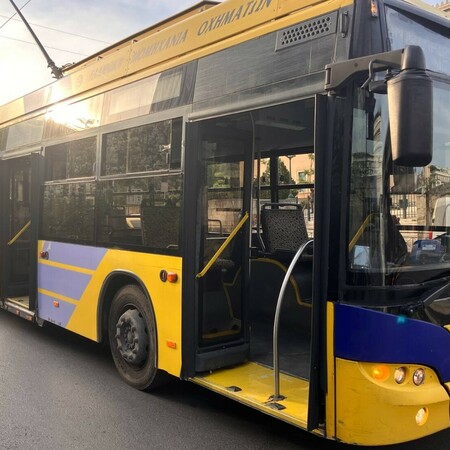 Ατύχημα με τρόλεϊ έξω από τη Βουλή - Έφυγε εξάρτημα