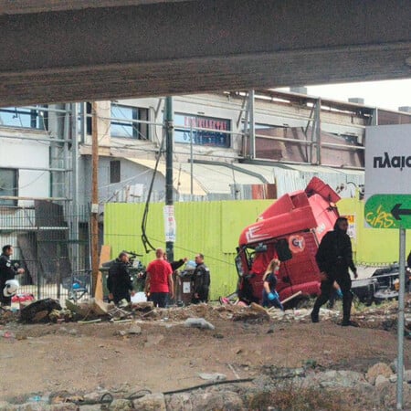 Τροχαίο στη Θηβών: Φορτηγό έπεσε από τη γέφυρα στης Πέτρου Ράλλη - Δύο τραυματίες
