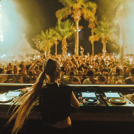 Bolivar Beach Club: Το καλοκαίρι στην Αθήνα έχει κόκκους από άμμο και ρυθμό από αξέχαστα πάρτι