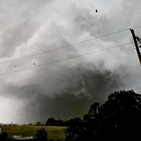 Σαρωτική καταστροφή από ανεμοστρόβιλους στις ΗΠΑ: Τουλάχιστον 21 νεκροί σε Κεντάκι και Μιζούρι