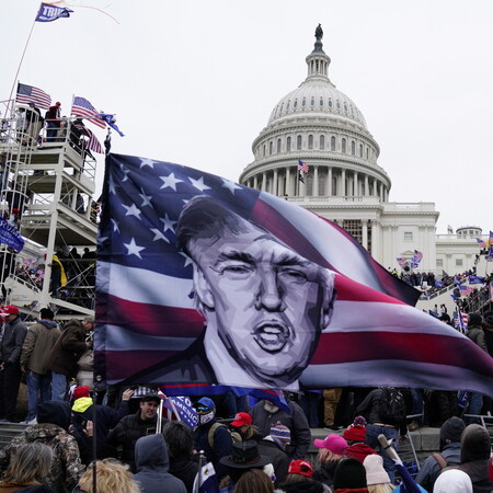 Ο Τραμπ αποζημιώνει με 5 εκατ. δολάρια την οικογένεια της Άσλι Μπάμπιτ που εισέβαλε στο Καπιτώλιο