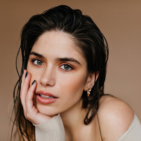 Statement look με 3 κινήσεις: Eyeliner, bronzer και μακιγιάζ ματιών για all-days στιλ