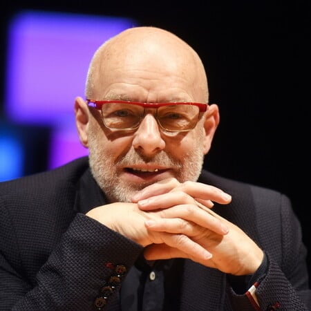 Ο Brian Eno καταγγέλλει τη Microsoft για τη Γάζα: «Όχι στο όνομά μου», λέει ο δημιουργός της μουσικής των Windows 95 