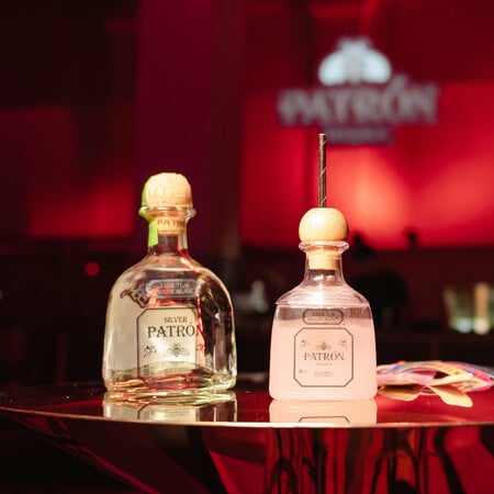 H Patrón γιόρτασε την Παγκόσμια Ημέρα Paloma σερβίροντας cocktail στο viral party του χώρου τέχνης Τhe Intermission