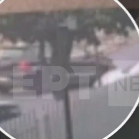 Τροχαίο στο Χαλάνδρι: Βίντεο από τη στιγμή που ο 49χρονος καταρρέει μετά την πτώση πάνω στη στάση