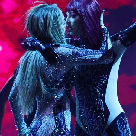 AMAs: Έξι highlights από τη λαμπερή βραδιά - Από τα φιλιά της Λόπεζ μέχρι τον θρίαμβο της Billie Eilish