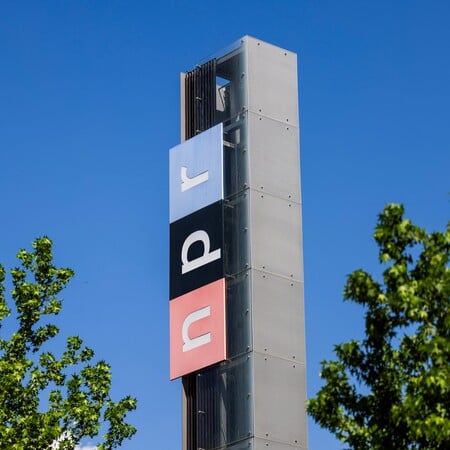 Το NPR μηνύει την κυβέρνηση Τραμπ για μείωση της χρηματοδότησης