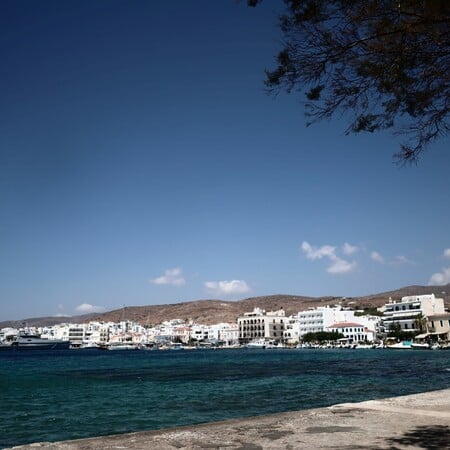 Πρόσκρουση πλοίου στο λιμάνι της Τήνου	
