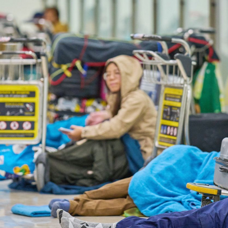Ισπανία: Άστεγοι στα αεροδρόμια σε Μαδρίτη και Βαρκελώνη λόγω στεγαστικής κρίσης 