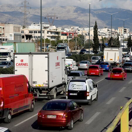 Αγίου Πνεύματος: Κορυφώνεται η έξοδος των εκδρομέων - Στο «κόκκινο» Κηφισός και Αττική Οδός 