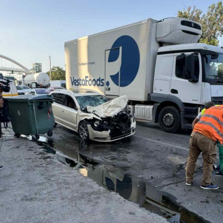 Τροχαίο στην Ποσειδώνος: Η στιγμή που το ταξί πέφτει επάνω στο απορριμματοφόρο και παρασέρνει την 65χρονη