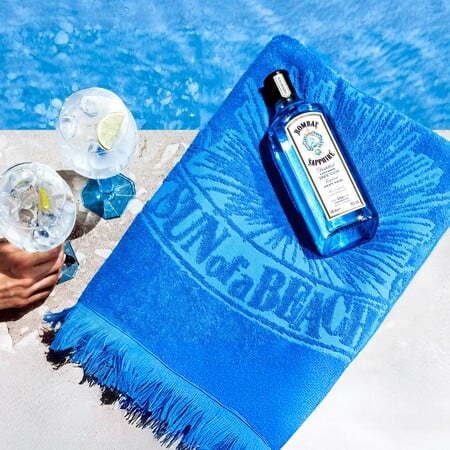 Step Into the Blue with Bombay Sapphire To Bombay Sapphire premium gin υποδέχεται ένα υπέροχο καλοκαίρι που θα κυριαρχήσει το μπλε