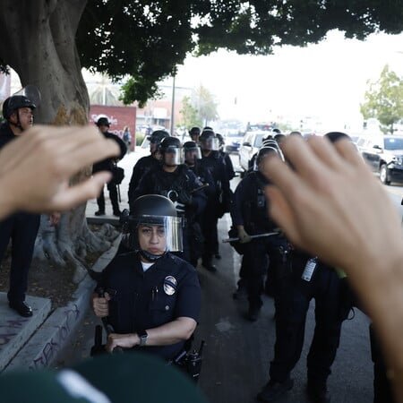 Ο Τραμπ ενισχύει τις δυνάμεις στο Λος Άντζελες με 2.000 εθνοφρουρούς και 700 πεζοναύτες εν μέσω ταραχών