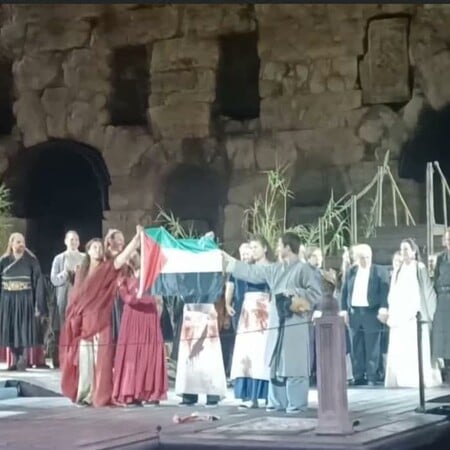 Καλλιτέχνες ύψωσαν τη σημαία της Παλαιστίνης στο Ηρώδειο