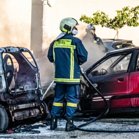 Νέα Σμύρνη: «Ακούσαμε ένα μπαμ και είδαμε το αυτοκίνητο να έχει πάρει φωτιά» υποστηρίζει κάτοικος