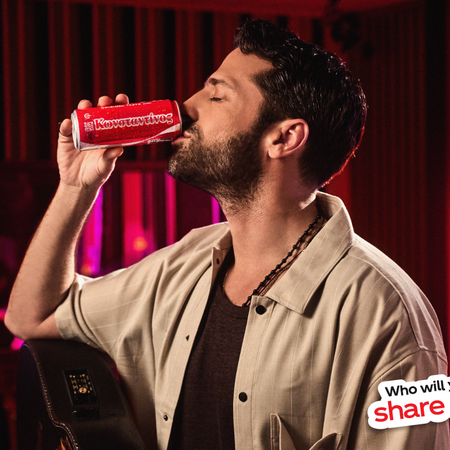 Share a Coke: Η εμβληματική καμπάνια της Coca-Cola επιστρέφει και δίνει το όνομα σου στο φετινό καλοκαίρι