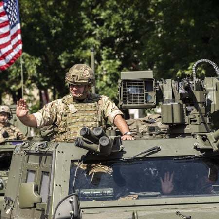 Μαζικά συλλαλητήρια κατά της «στρατιωτικοποίησης της δημοκρατίας» ενόψει της παρέλασης Τραμπ στην Ουάσινγκτον