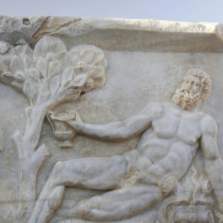 Ισραήλ: Ανακαλύφθηκε μαρμάρινη σαρκοφάγος με «διαγωνισμό κρασιού» ανάμεσα σε Διόνυσο και Ηρακλή