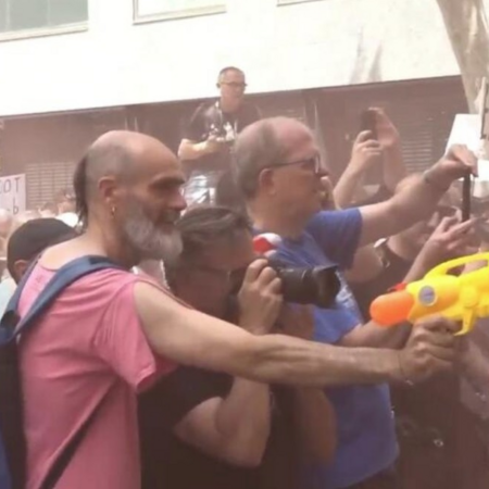 Με νεροπίστολα στους τουρίστες. χιλιάδες Ισπανοί διαδηλώνουν ενάντια στον υπερτουρισμό