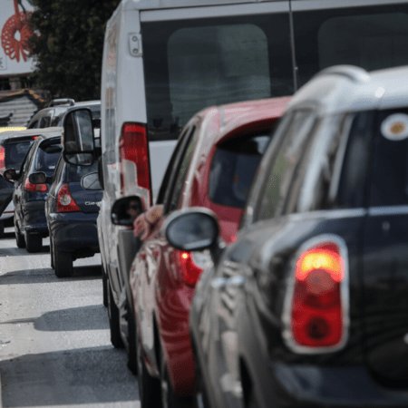 Μποτιλιάρισμα στην Κηφισίας έπειτα από πτώση μπετόν στον δρόμο 