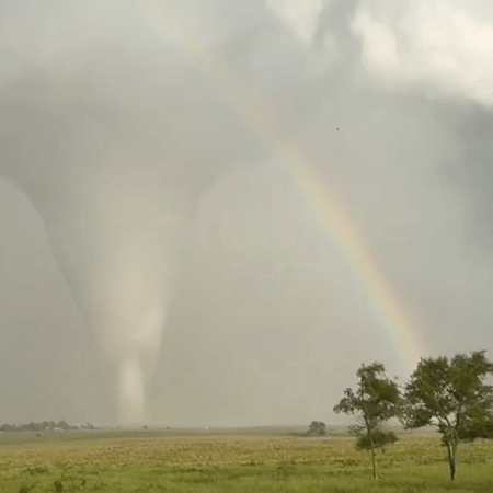 Ένα σπάνιο θέαμα: Τεράστιος ανεμοστρόβιλος περνά μέσα από ουράνιο τόξο στη Νεμπράσκα