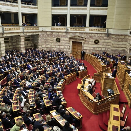 Τέμπη: Ξεκινά η «μάχη» στη Βουλή - Τρεις προτάσεις, 14 κάλπες, μυστική ψηφοφορία