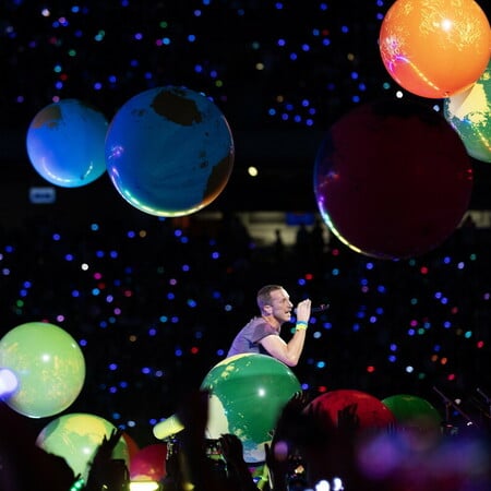 Coldplay: Επανακυκλοφορούν τη δισκογραφία τους σε βινύλια από ανακυκλωμένα πλαστικά μπουκάλια