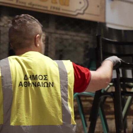 Ελεγκτικό Συνέδριο: 8 στα 10 καταστήματα έχουν παράνομα τραπεζοκαθίσματα 