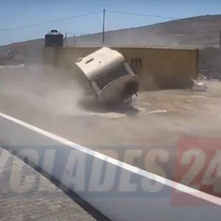 Σαντορίνη: Η στιγμή που θυελλώδεις άνεμοι σηκώνουν στον αέρα τροχόσπιτο