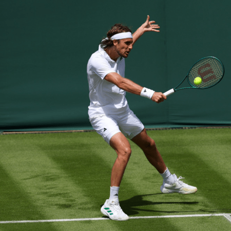 Στέφανος Τσιτσιπάς: Εκτός Wimbledon λόγω ενοχλήσεων στη μέση