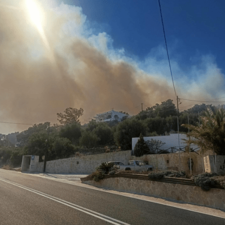 Φωτιά στο Λασίθι: Εκκενώσεις περιοχών - Η πυρκαγιά απειλεί ξενοδοχεία 