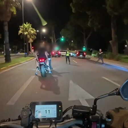 Αυτοσχέδιοι αγώνες στη Βουλιαγμένη: Η στιγμή που οδηγός επιχείρησε να διαφύγει - Τρεις συλλήψεις 