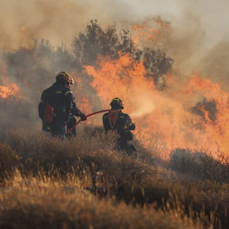 Φωτιά στο Λασίθι: Περίπου 5.000 τουρίστες απομακρύνθηκαν από καταλύματα στην Ιεράπετρα 