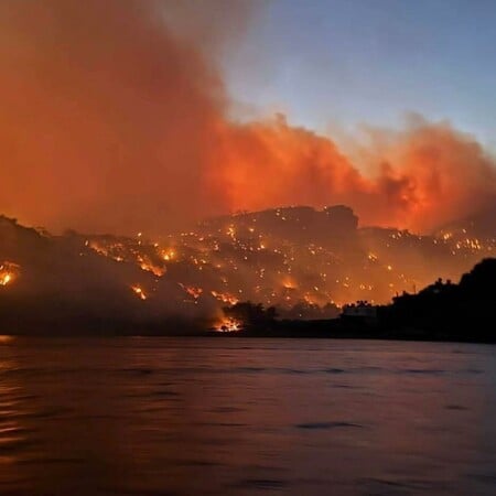 Meteo για τις φωτιές σε Ιεράπετρα και Βουρβουρού: Οι δύο όψεις του ίδιου φαινομένου