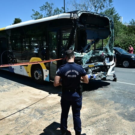 Τροχαίο με λεωφορεία στη Βούλα: Στο χειρουργείο 47χρονη πολυτραυματίας