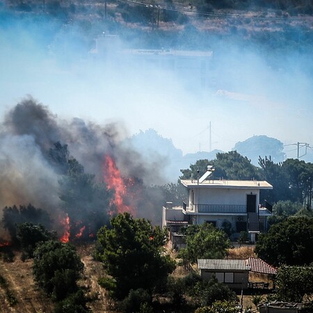 Φωτιά στην Ραφήνα: Σε επιφυλακή παραμένουν ισχυρές πυροσβεστικές δυνάμεις