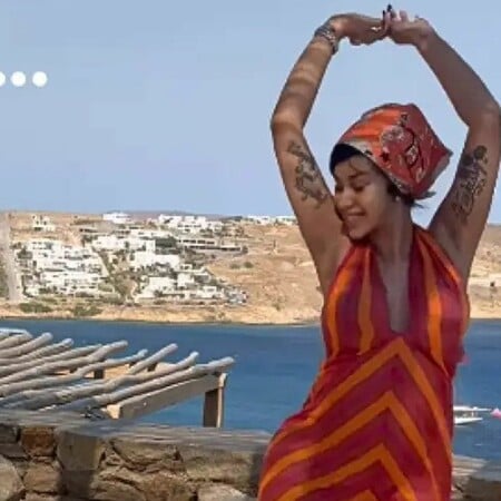 Η Cardi B κάνει διακοπές στη Μύκονο και δηλώνει ενθουσιασμένη